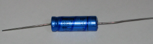 De bekende blauwe elektrolytische condensatoren of ELKO's genaamd. Standaard in 4, 10 en 125uF